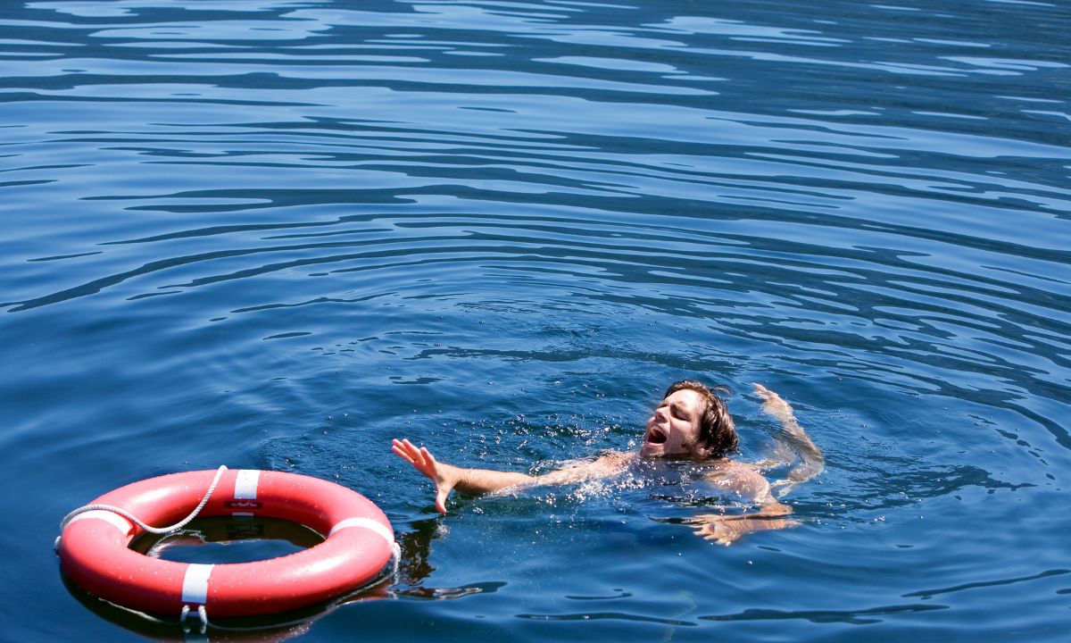 14 Common Dreams About Drowning & Their Meanings